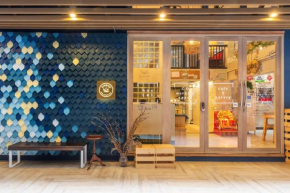  Kinnon Deluxe Hostel Coworking Cafe  Бангкок